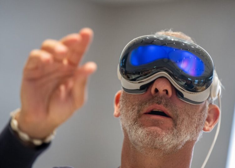 De la inovație la eșec: Povestea ochelarilor Apple Vision Pro De la inovație la eșec: Povestea ochelarilor Apple Vision Pro