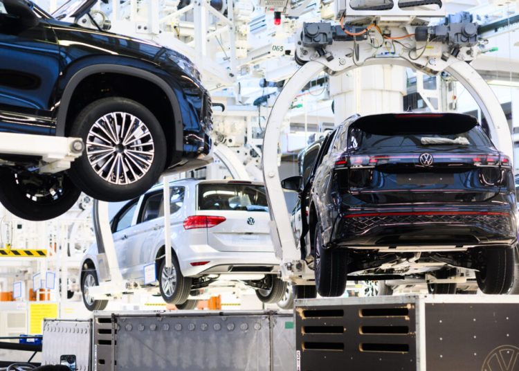 Acțiunile gigantilor auto europeni scad din cauza amenințărilor lui Trump Acțiunile gigantilor auto europeni scad din cauza amenințărilor lui Trump