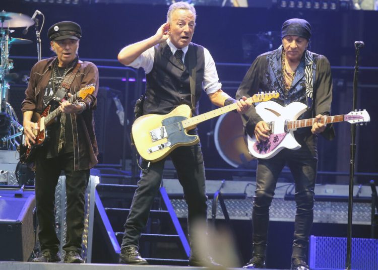 Bruce Springsteen își exprimă furia față de Trump și ICE: „Plecați din Minneapolis!” Bruce Springsteen își exprimă furia față de Trump și ICE: „Plecați din Minneapolis!”