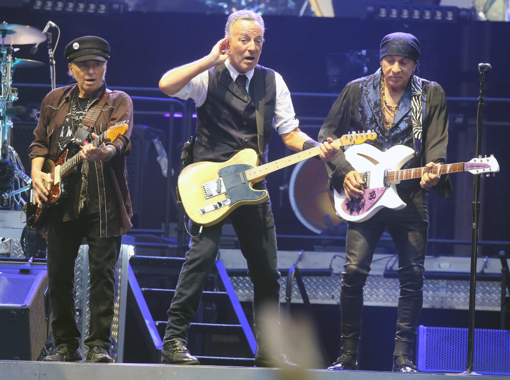 Bruce Springsteen își exprimă furia față de Trump și ICE: „Plecați din Minneapolis!” Bruce Springsteen își exprimă furia față de Trump și ICE: „Plecați din Minneapolis!”