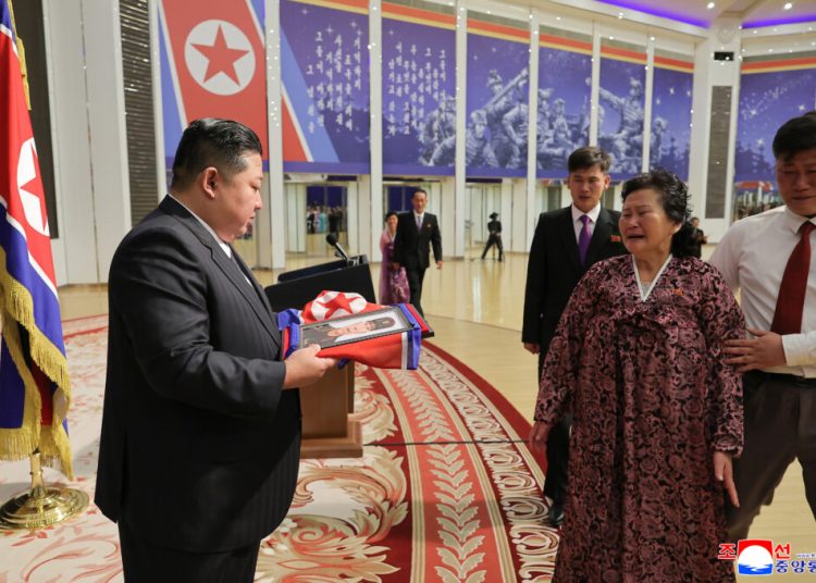 Kim Jong Un omagiază soldații nord-coreeni căzuți în Ucraina Kim Jong Un omagiază soldații nord-coreeni căzuți în Ucraina