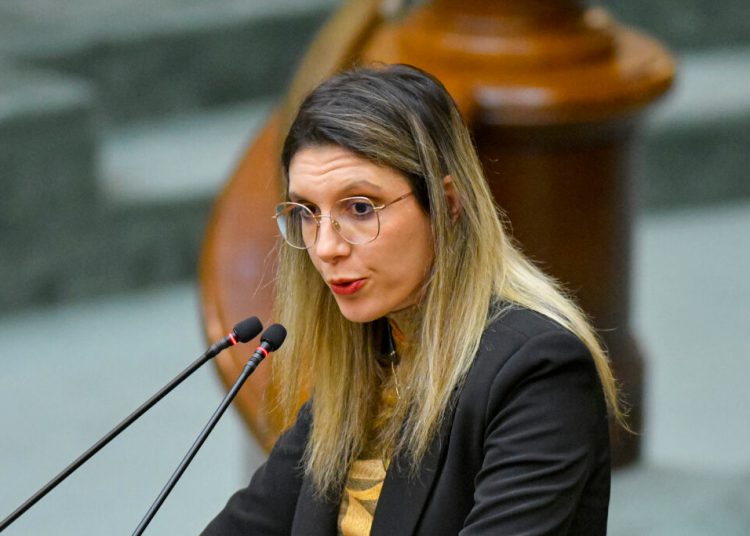 Diana Buzoianu lansează aplicația revoluționară pentru mediu! Diana Buzoianu lansează aplicația revoluționară pentru mediu!