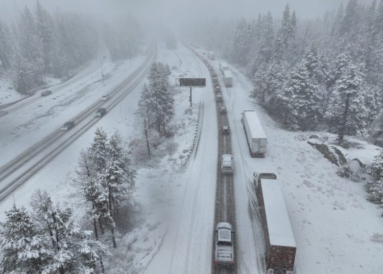 Furtuna de iarnă lovește SUA: aproape 10.000 de zboruri anulate! Furtuna de iarnă lovește SUA: aproape 10.000 de zboruri anulate!