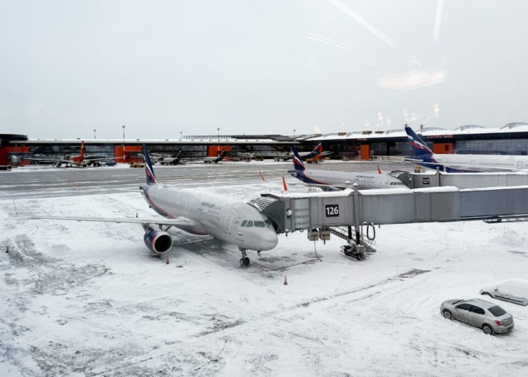 Furtuna devastează: peste 8.000 de zboruri anulate în SUA! Furtuna devastează: peste 8.000 de zboruri anulate în SUA!