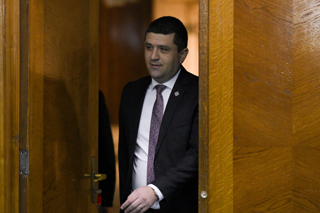 Miruță: Tăierile bugetarilor – o „burtă” prea mare pentru palton! Miruță: Tăierile bugetarilor – o „burtă” prea mare pentru palton!