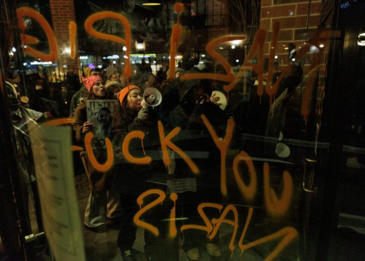 Haos în Minneapolis: Agent ICE împușcă un bărbat, proteste violente! Haos în Minneapolis: Agent ICE împușcă un bărbat, proteste violente!