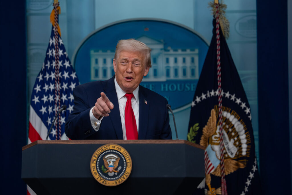 Trump răspunde criticilor lui Keir Starmer și laudă militarii britanici Trump răspunde criticilor lui Keir Starmer și laudă militarii britanici