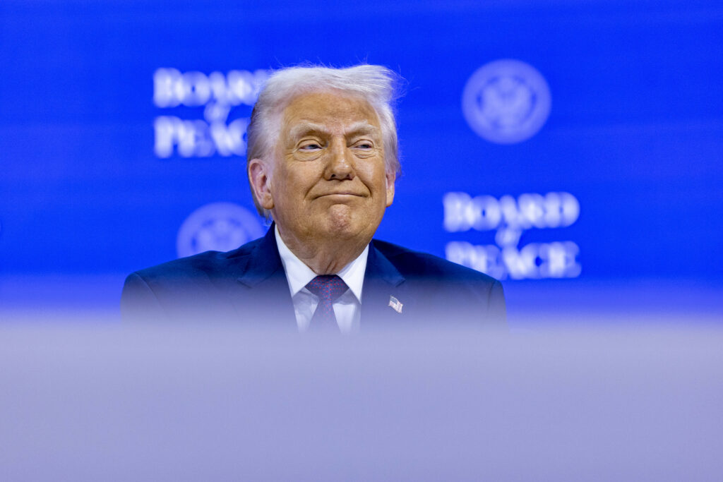 Trump: Iranul caută un acord cu SUA după desfășurarea unei „armate” în regiune Trump: Iranul caută un acord cu SUA după desfășurarea unei „armate” în regiune