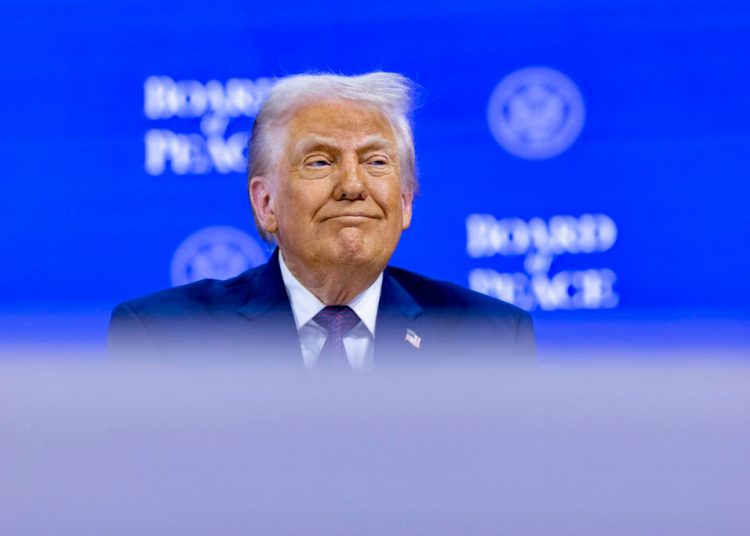 Trump: Iranul caută un acord cu SUA după desfășurarea unei „armate” în regiune Trump: Iranul caută un acord cu SUA după desfășurarea unei „armate” în regiune