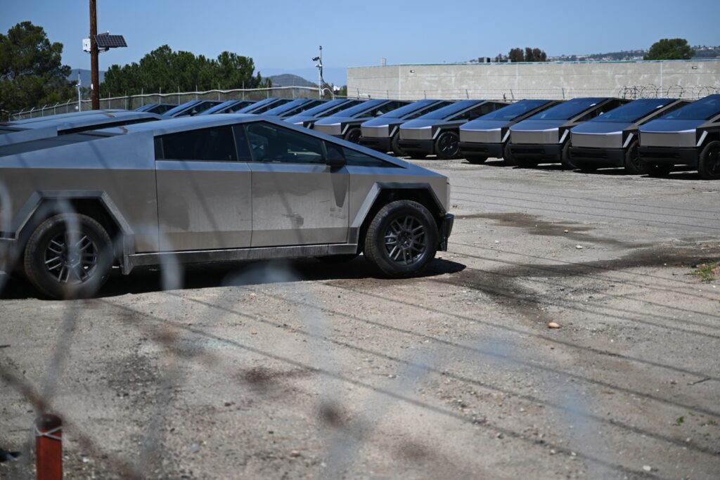 Elon Musk dezvăluie planul surpriză pentru camionetele Cybertruck nevândute! Elon Musk dezvăluie planul surpriză pentru camionetele Cybertruck nevândute!