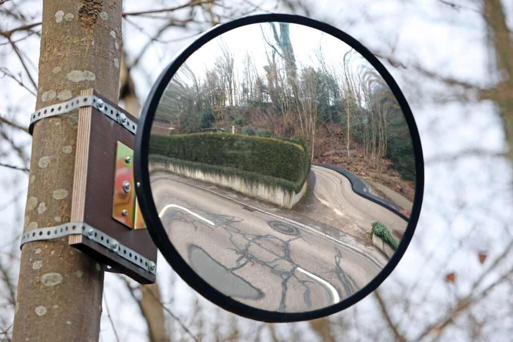 Scandal în Shanghai: Oglinda de trafic mutată provoacă accidente Scandal în Shanghai: Oglinda de trafic mutată provoacă accidente