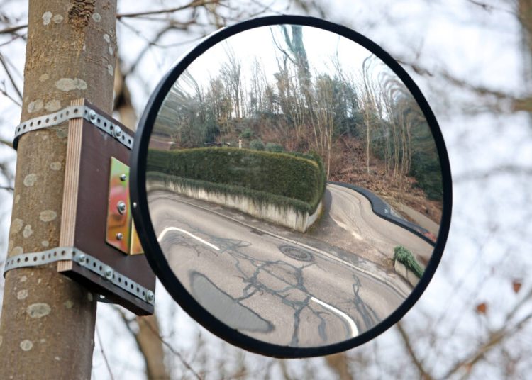 Scandal în Shanghai: Oglinda de trafic mutată provoacă accidente Scandal în Shanghai: Oglinda de trafic mutată provoacă accidente