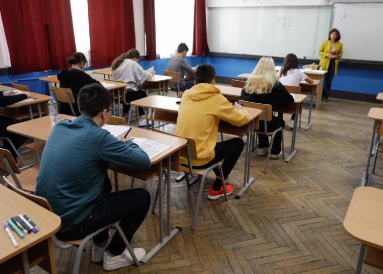 Incident reclamat la o școală din Iași: un profesor ar fi discutat public documente private ale unui elev Incident reclamat la o școală din Iași: un profesor ar fi discutat public documente private ale unui elev