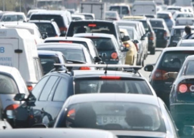Coloane de 8 km pe DN1 în Prahova: trafic haotic și accidente! Coloane de 8 km pe DN1 în Prahova: trafic haotic și accidente!