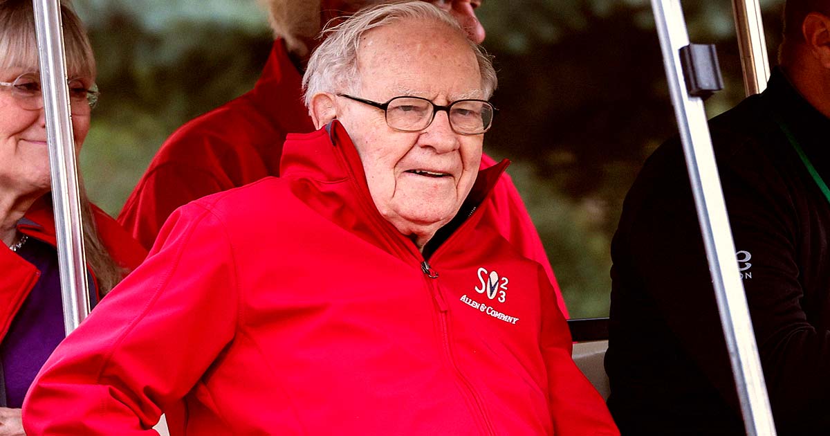 94-Year-Old Warren Buffett Announces Plans to Give Away 7 Billion When He Dies 94-Year-Old Warren Buffett Announces Plans to Give Away 7 Billion When He Dies