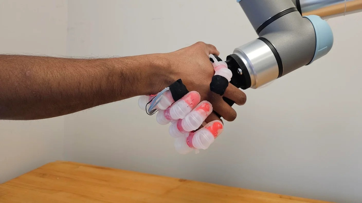 This Sensitive Robotic Hand Won’t Crush Your Bones in a Handshake This Sensitive Robotic Hand Won’t Crush Your Bones in a Handshake