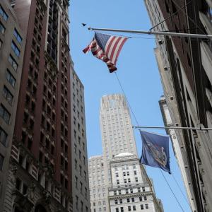 Wall Street CEOs Warn: High Market Valuations Signal Potential Pullback Risks Wall Street CEOs Warn: High Market Valuations Signal Potential Pullback Risks