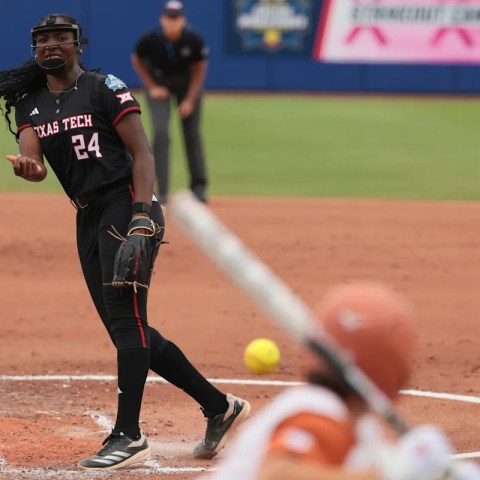 Exciting Live Updates: Texas Tech vs. Texas Softball WCWS Game 2 – Weather Delays & Key Highlights! Exciting Live Updates: Texas Tech vs. Texas Softball WCWS Game 2 – Weather Delays & Key Highlights!