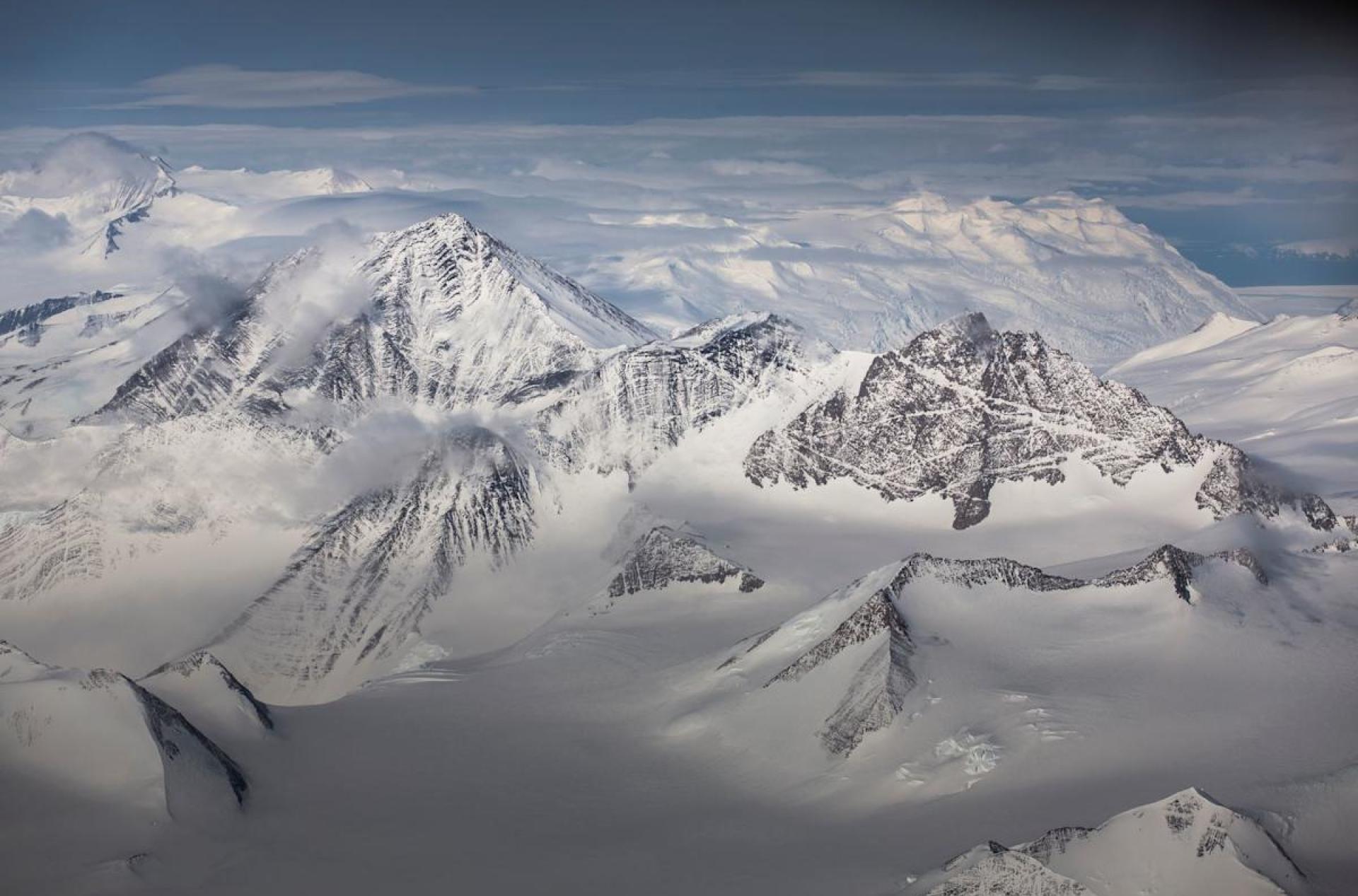 Unlocking Secrets: Scientists Unearth Surprising Findings in 2,000-Mile Ancient Antarctic Mountain Range Unlocking Secrets: Scientists Unearth Surprising Findings in 2,000-Mile Ancient Antarctic Mountain Range
