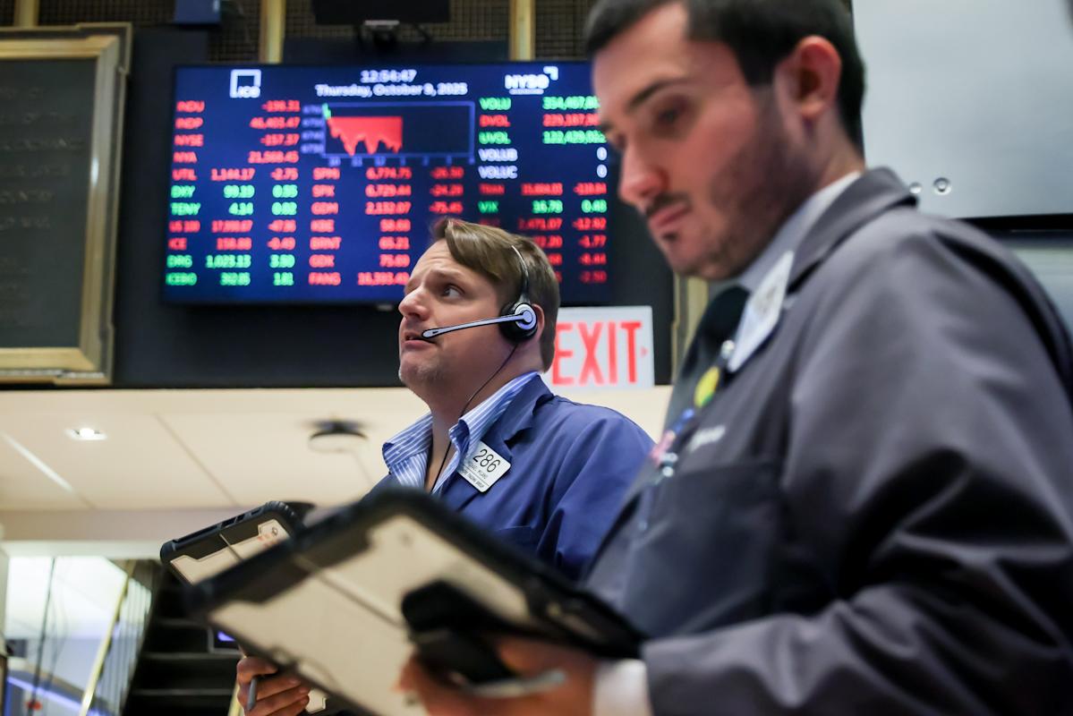 How Tariffs and AI Spending Are Shaping Earnings Expectations: A Trader’s Guide How Tariffs and AI Spending Are Shaping Earnings Expectations: A Trader’s Guide