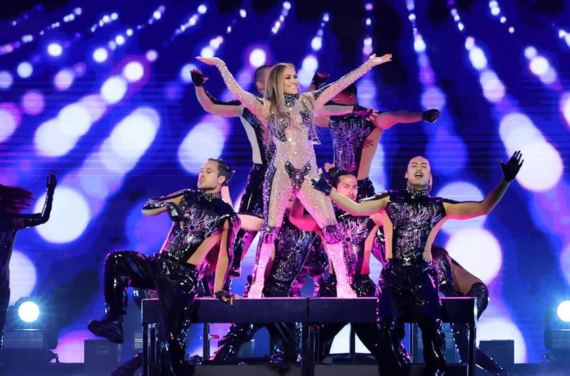Jennifer Lopez Kicks Off the 2025 American Music Awards with a Show-Stopping Medley and Heartfelt Dancer Embrace Jennifer Lopez Kicks Off the 2025 American Music Awards with a Show-Stopping Medley and Heartfelt Dancer Embrace