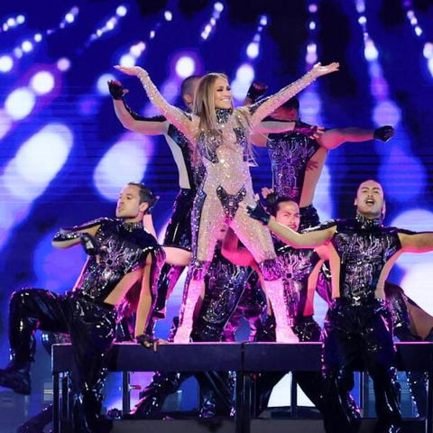Jennifer Lopez Kicks Off the 2025 American Music Awards with a Show-Stopping Medley and Heartfelt Dancer Embrace Jennifer Lopez Kicks Off the 2025 American Music Awards with a Show-Stopping Medley and Heartfelt Dancer Embrace