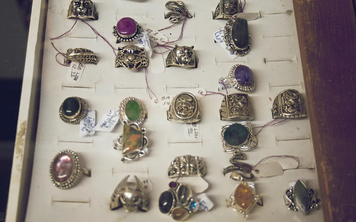 Thrift Store Surprise: Shopper Uncovers Stunning Treasure in Grab Bag! Thrift Store Surprise: Shopper Uncovers Stunning Treasure in Grab Bag!