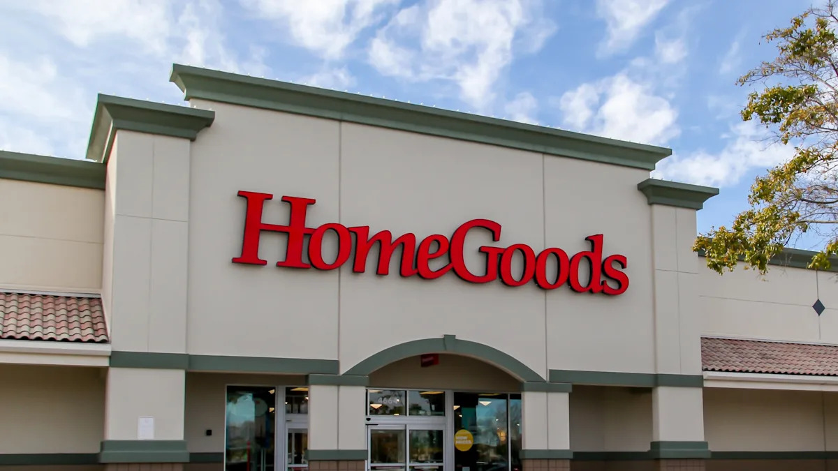 Unbelievable Finds! Dumpster Diver Reveals Shocking Discoveries in HomeGoods Trash Cans Unbelievable Finds! Dumpster Diver Reveals Shocking Discoveries in HomeGoods Trash Cans