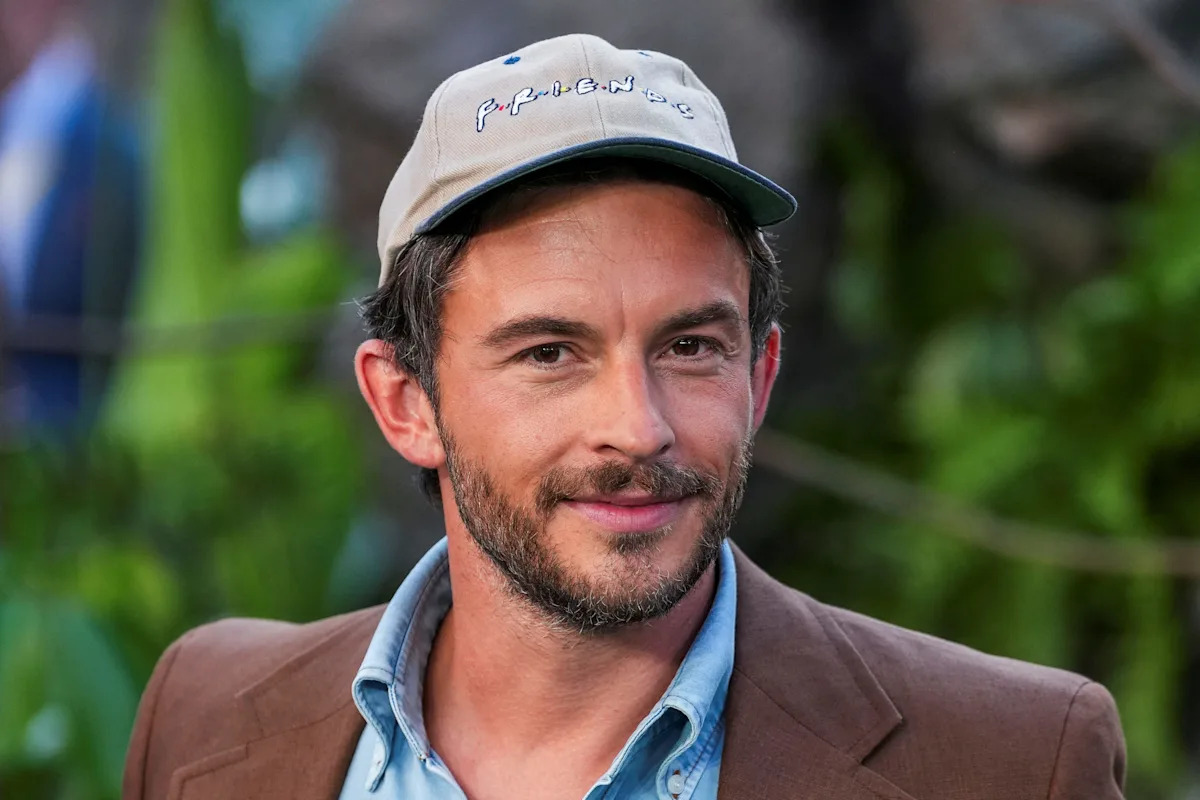 Jonathan Bailey Pauses Acting Career to Reflect on Global Events: What It Means for His Future Jonathan Bailey Pauses Acting Career to Reflect on Global Events: What It Means for His Future