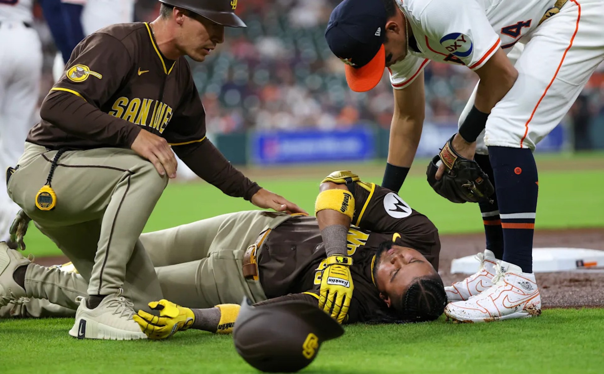 Heart-Stopping Collision: Padres’ Luis Arráez Rushed to Hospital After Shocking First Base Incident Against Astros Heart-Stopping Collision: Padres’ Luis Arráez Rushed to Hospital After Shocking First Base Incident Against Astros