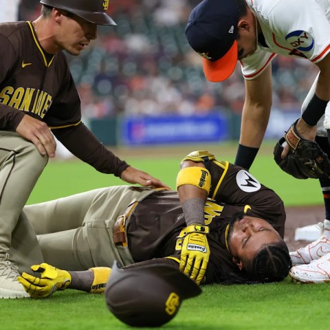 Heart-Stopping Collision: Padres’ Luis Arráez Rushed to Hospital After Shocking First Base Incident Against Astros Heart-Stopping Collision: Padres’ Luis Arráez Rushed to Hospital After Shocking First Base Incident Against Astros
