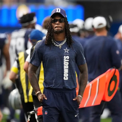 CeeDee Lamb’s Wild Preseason Opener: Penalty Drama After Ref Collision in Street Clothes! CeeDee Lamb’s Wild Preseason Opener: Penalty Drama After Ref Collision in Street Clothes!