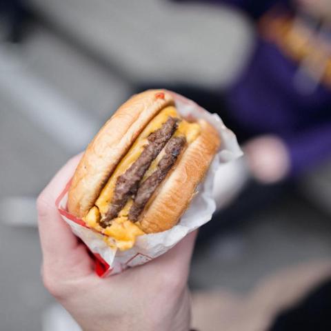 Discover the Beloved Retro Burger Chain in Washington for Deliciously Affordable Bites! Discover the Beloved Retro Burger Chain in Washington for Deliciously Affordable Bites!