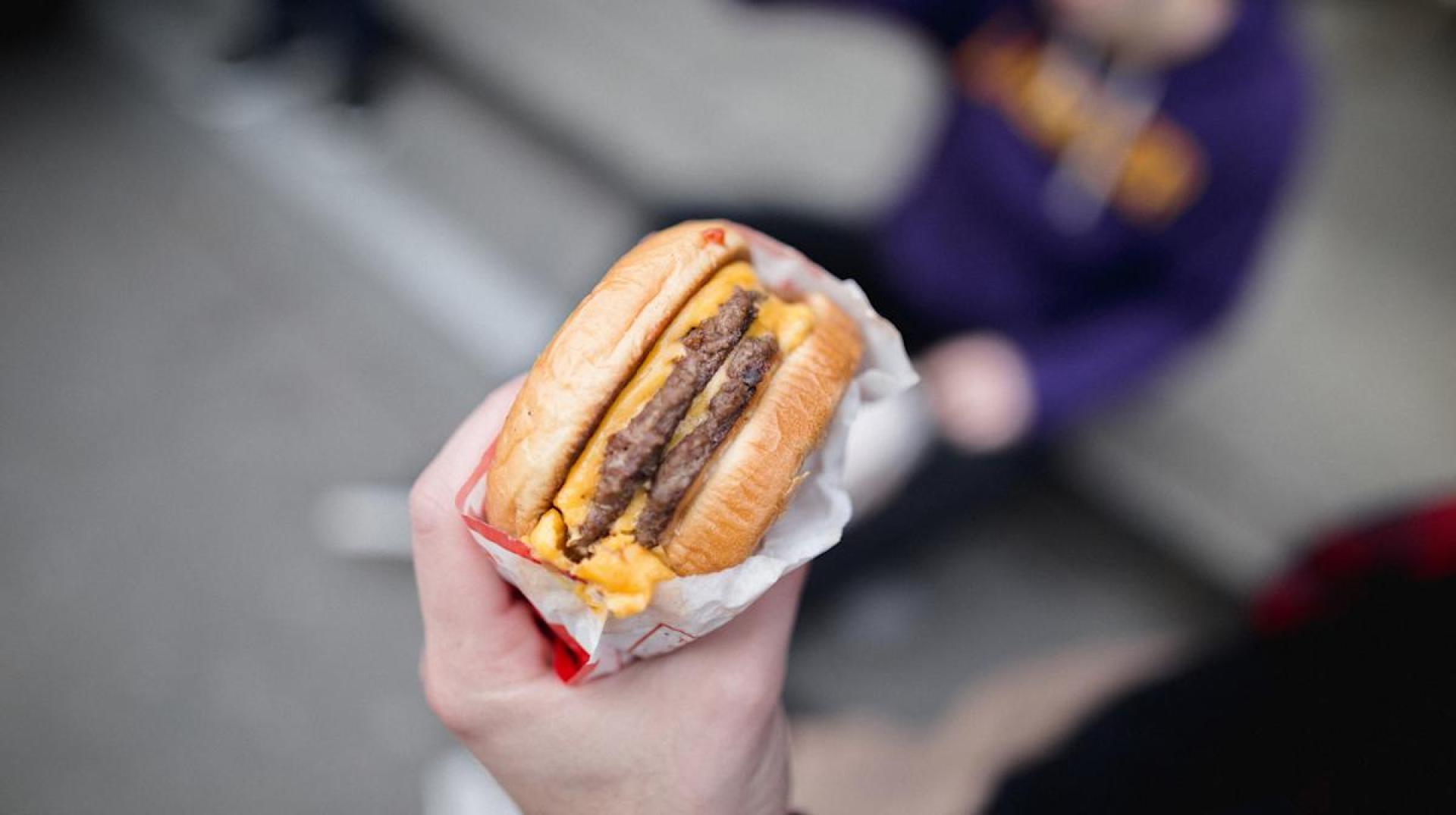 Discover the Beloved Retro Burger Chain in Washington for Deliciously Affordable Bites! Discover the Beloved Retro Burger Chain in Washington for Deliciously Affordable Bites!