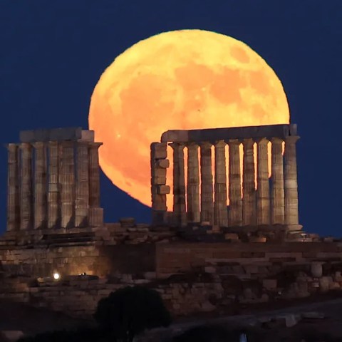Stunning Images Capture the Magnificent July ‘Buck Moon’ at Its Fullest Glow Stunning Images Capture the Magnificent July ‘Buck Moon’ at Its Fullest Glow