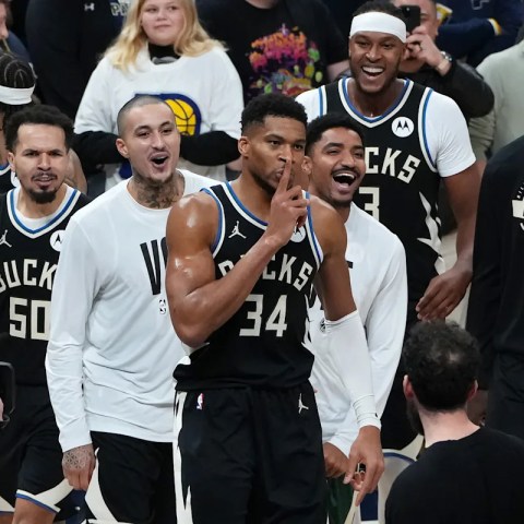 Giannis Antetokounmpo’s Thrilling Buzzer-Beater Leads Surprising Bucks to 5-2 Victory Over Pacers! Giannis Antetokounmpo’s Thrilling Buzzer-Beater Leads Surprising Bucks to 5-2 Victory Over Pacers!