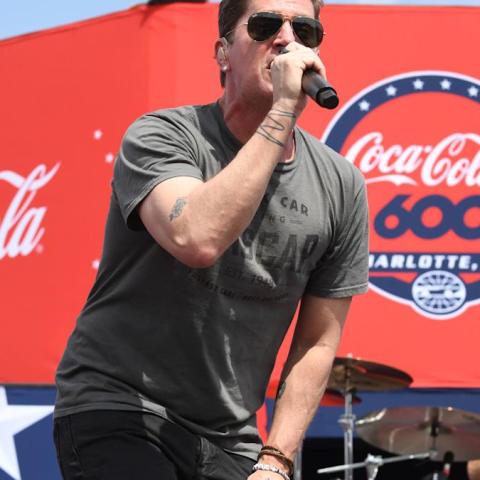 Rob Thomas’ 27-Year-Old Son Rocks Dad’s Hit ‘Smooth’ with Epic Guitar Riff: ‘Beyond Incredible!’ Rob Thomas’ 27-Year-Old Son Rocks Dad’s Hit ‘Smooth’ with Epic Guitar Riff: ‘Beyond Incredible!’