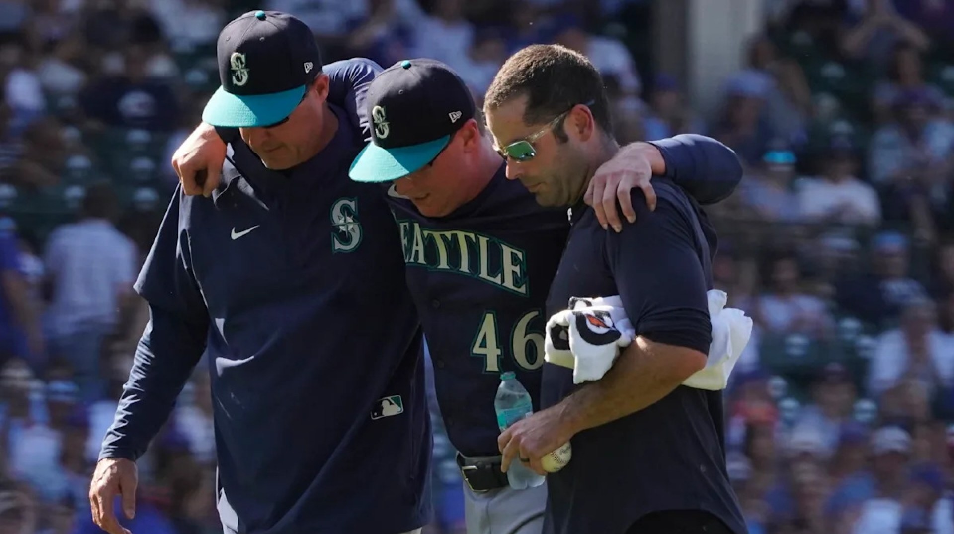 Extreme Heat Takes Toll on Reds’ Elly De La Cruz and Mariners’ Trent Thornton: Health Concerns in Intense Conditions Extreme Heat Takes Toll on Reds’ Elly De La Cruz and Mariners’ Trent Thornton: Health Concerns in Intense Conditions