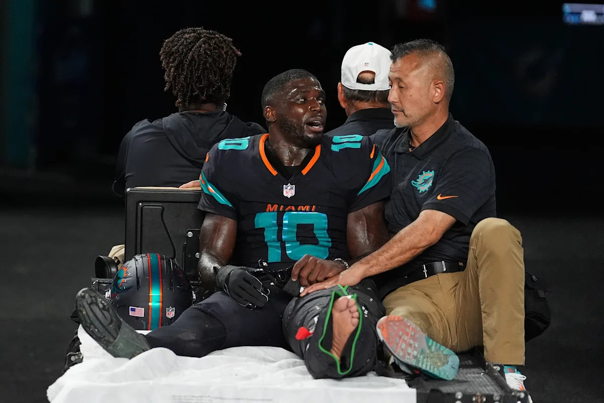 Dolphins WR Tyreek Hill Faces Shocking Knee Injury: Carted Off and Rushed to Hospital Dolphins WR Tyreek Hill Faces Shocking Knee Injury: Carted Off and Rushed to Hospital