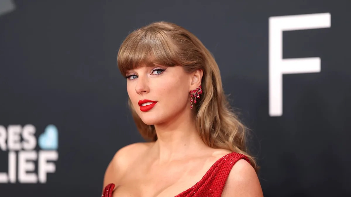Unlock Showgirl Glam: Taylor Swift’s Stunning Feathery Headpiece Takes Center Stage! Unlock Showgirl Glam: Taylor Swift’s Stunning Feathery Headpiece Takes Center Stage!
