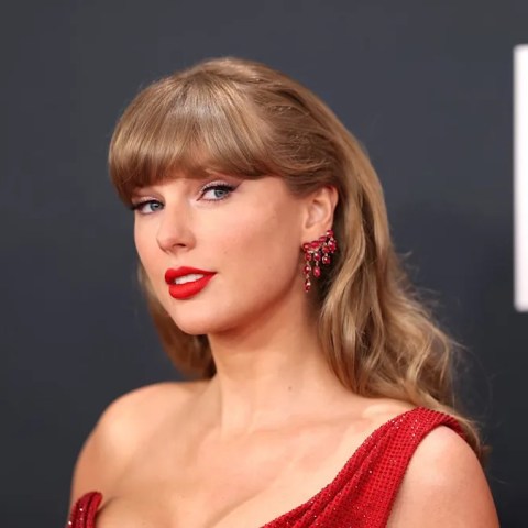 Unlock Showgirl Glam: Taylor Swift’s Stunning Feathery Headpiece Takes Center Stage! Unlock Showgirl Glam: Taylor Swift’s Stunning Feathery Headpiece Takes Center Stage!