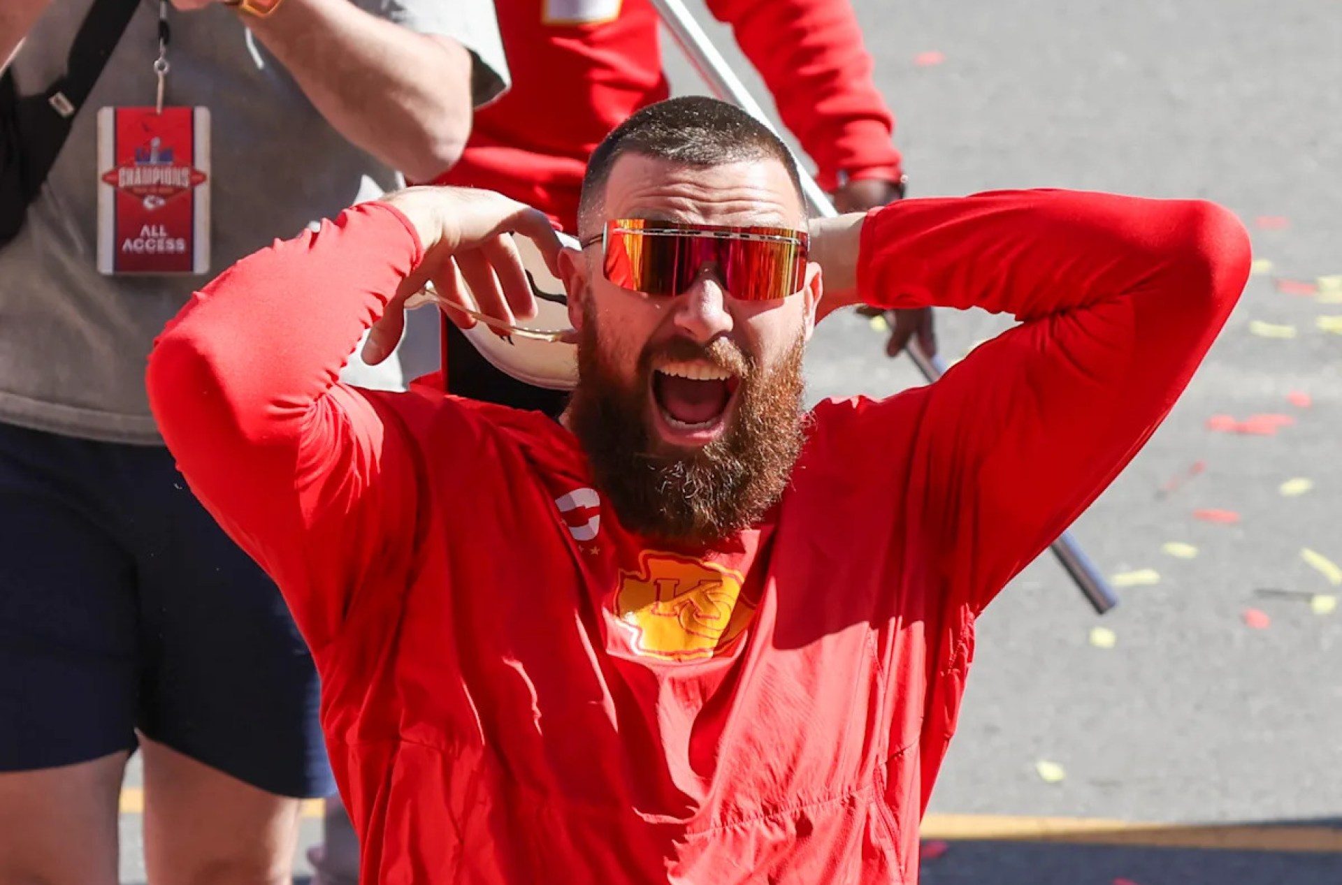 Travis Kelce Celebrates University of Cincinnati Graduation with a Beer Chug on Stage! Travis Kelce Celebrates University of Cincinnati Graduation with a Beer Chug on Stage!
