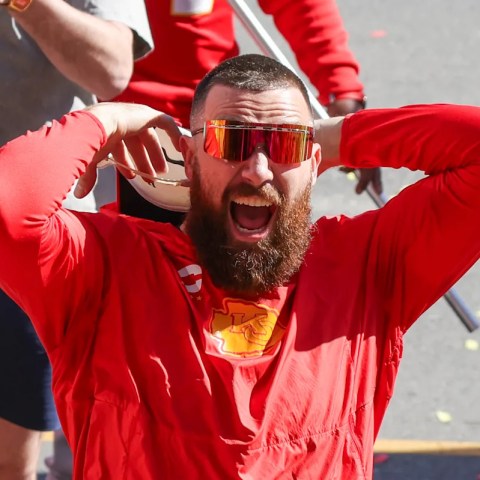 Travis Kelce Celebrates University of Cincinnati Graduation with a Beer Chug on Stage! Travis Kelce Celebrates University of Cincinnati Graduation with a Beer Chug on Stage!