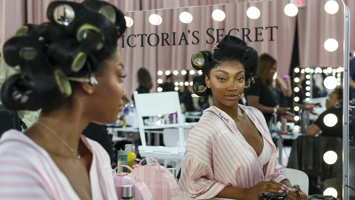 Angel Reese’s Mom Goes Wild: Exclusive Reaction to Her Runway Walk at the Victoria’s Secret Fashion Show! Angel Reese’s Mom Goes Wild: Exclusive Reaction to Her Runway Walk at the Victoria’s Secret Fashion Show!