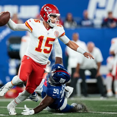Chiefs vs. Giants: Mahomes Shines as KC Overcomes Struggles for a Victory Against New York Chiefs vs. Giants: Mahomes Shines as KC Overcomes Struggles for a Victory Against New York