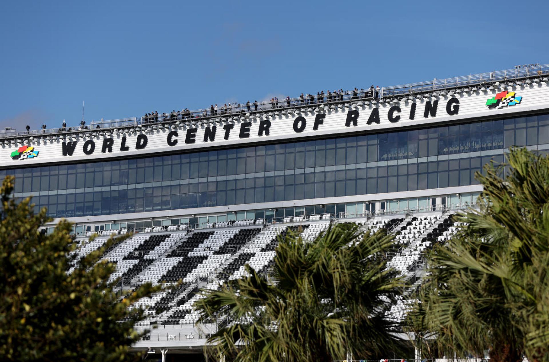 Daytona 500 Qualifying Duels: Exciting Action Resumes After Weather Delay! Daytona 500 Qualifying Duels: Exciting Action Resumes After Weather Delay!