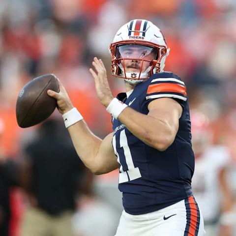 From Celebration to Heartbreak: Auburn’s Dramatic Shift in Loss to Georgia From Celebration to Heartbreak: Auburn’s Dramatic Shift in Loss to Georgia