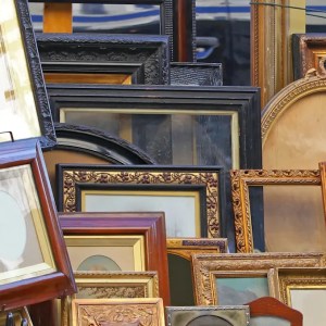 Heartwarming Thrift Store Find: Shopper Moved to Tears by Touching Inscription in Secondhand Photo Frame Heartwarming Thrift Store Find: Shopper Moved to Tears by Touching Inscription in Secondhand Photo Frame