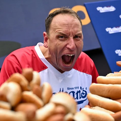 Joey Chestnut Triumphs at Nathan’s Hot Dog Eating Contest: 17th Win with 70.5 Dogs After Year-Long Hiatus! Joey Chestnut Triumphs at Nathan’s Hot Dog Eating Contest: 17th Win with 70.5 Dogs After Year-Long Hiatus!