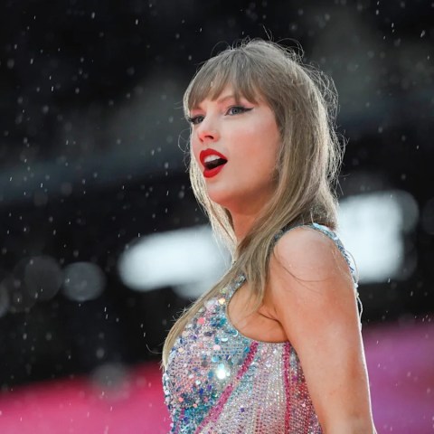 Taylor Swift Guarantees 12 Tracks for “Showgirl” — Fans Speculate About a Deeper Message! Taylor Swift Guarantees 12 Tracks for “Showgirl” — Fans Speculate About a Deeper Message!